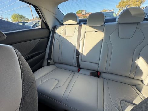 Used 2025 Hyundai Elantra Limited image 40