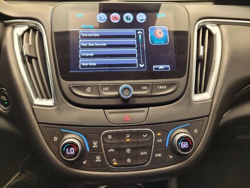 Used 2018 Chevrolet Malibu Premier w/ Premier Sun and Wheel Package FWD image 25