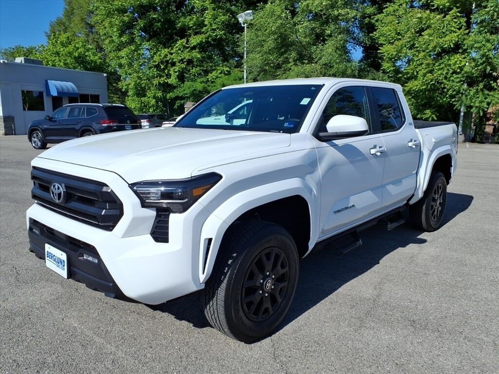 Used 2024 Toyota Tacoma SR5 AWD/4WD image 8