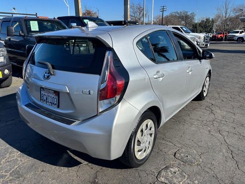 Used 2016 Toyota Prius C One image 2