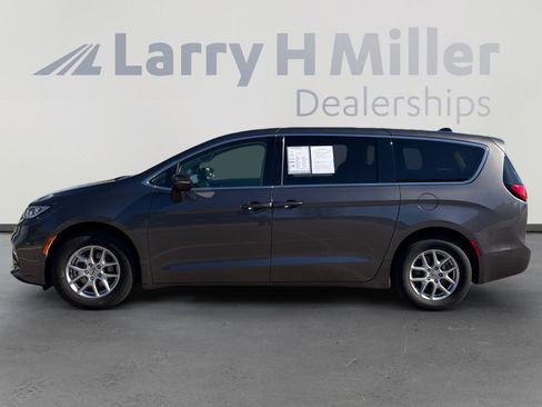 Used 2023 Chrysler Pacifica Touring-L FWD image 3