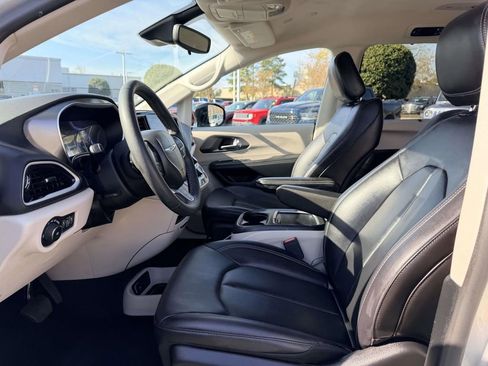 Used 2024 Chrysler Pacifica Touring-L image 20