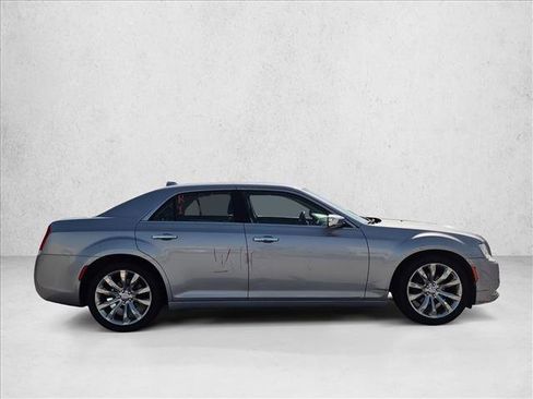 Used 2018 Chrysler 300 Limited RWD image 4