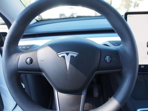 Used 2024 Tesla Model Y Long Range image 22