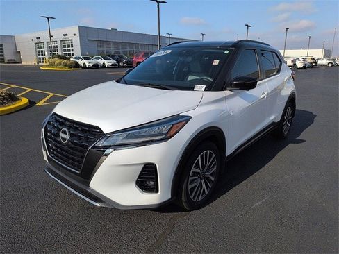 Used 2023 Nissan Kicks SR w/ SR Premium Package image 3