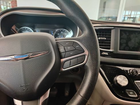Used 2020 Chrysler Voyager L FWD image 11