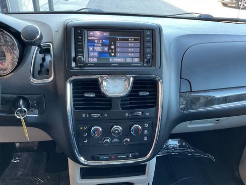 Used 2015 Chrysler Town & Country LX FWD image 19