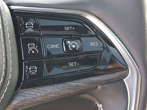 Used 2025 Jeep Grand Cherokee Overland AWD/4WD image 24