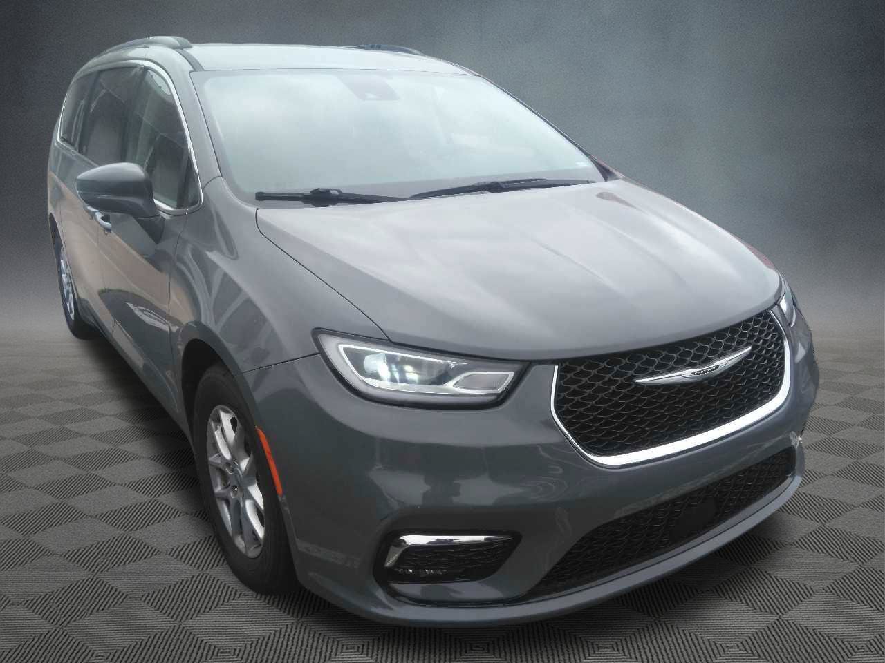 Used 2022 Chrysler Pacifica Touring-L FWD image 2