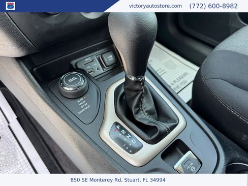 Used 2018 Jeep Cherokee Latitude w/ Altitude Package AWD/4WD image 30