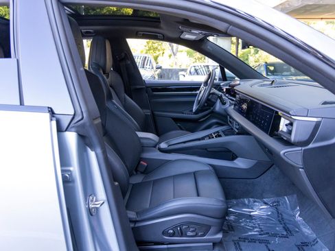 Certified 2025 Porsche Macan Electric RWD image 57
