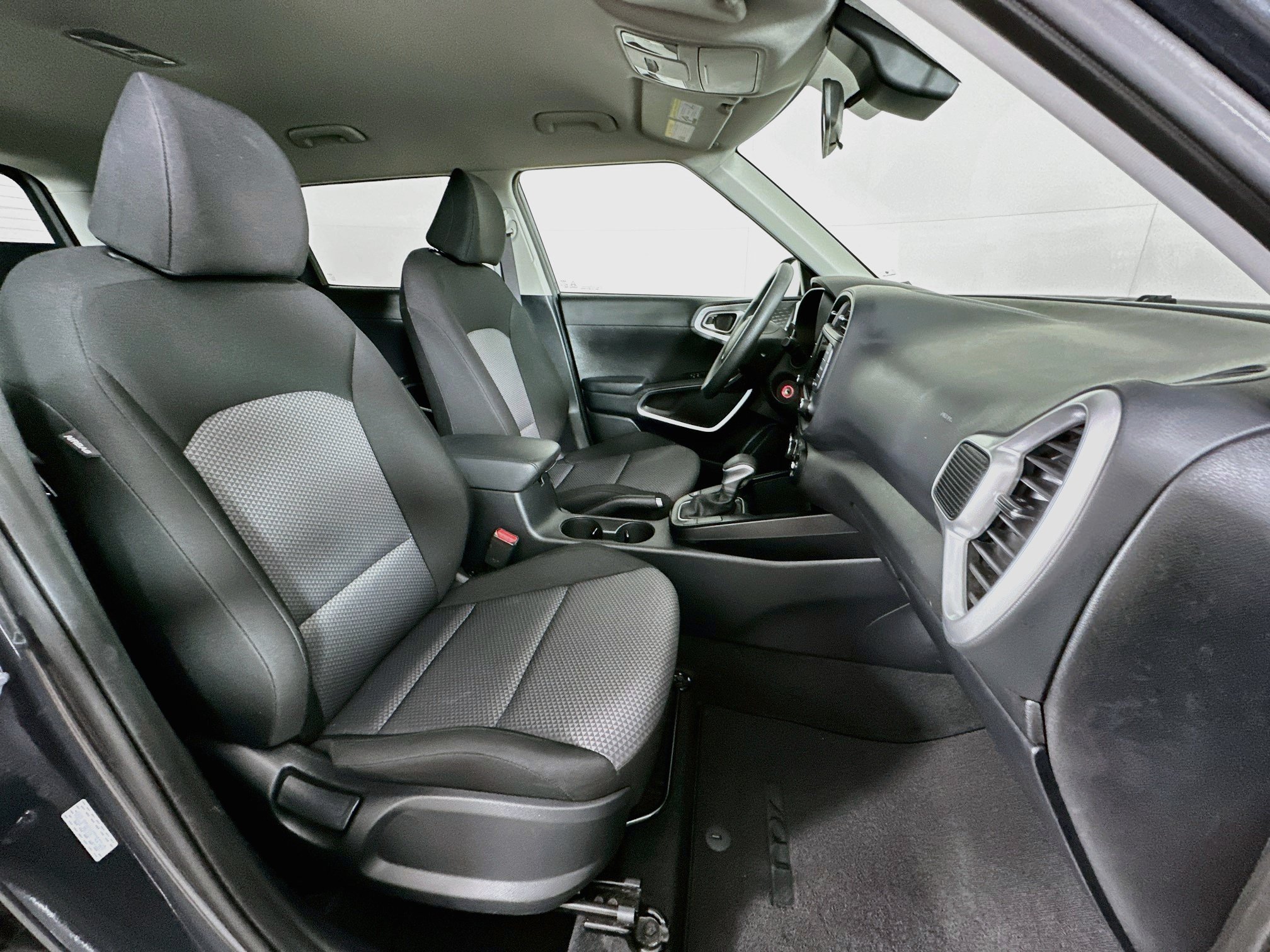 Used 2025 Kia Soul LX w/ LX Technology Package FWD image 29