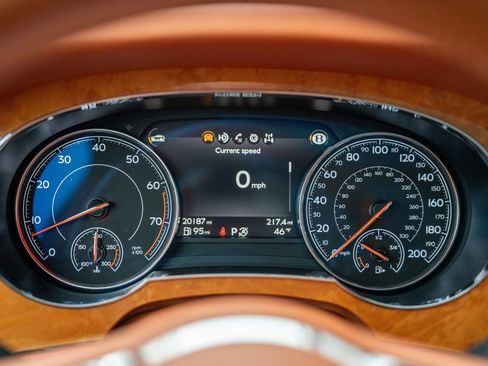Used 2017 Bentley Bentayga image 35