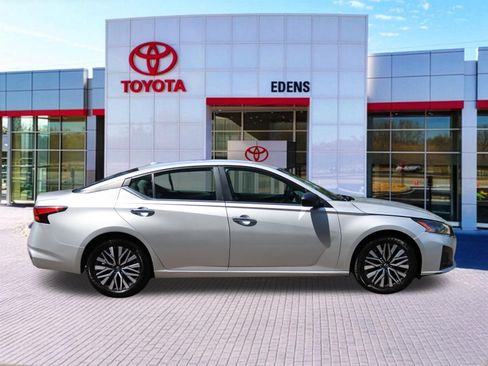 Used 2024 Nissan Altima 2.5 SV FWD image 2