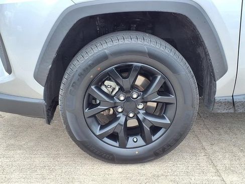 Used 2021 Toyota RAV4 LE FWD image 10