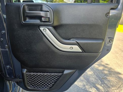 Used 2018 Jeep Wrangler Unlimited Rubicon w/ Connectivity Group AWD/4WD image 23