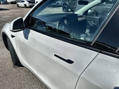 Used 2021 Tesla Model Y Long Range image 12