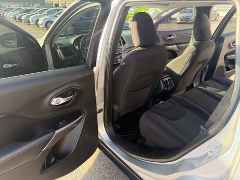 Used 2019 Jeep Cherokee Latitude w/ Popular Appearance Group FWD image 11
