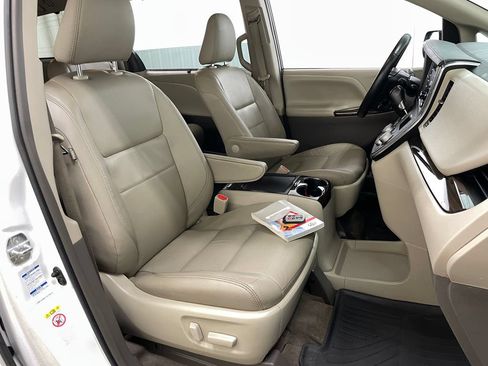 Used 2018 Toyota Sienna XLE Premium AWD/4WD image 44