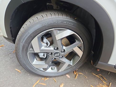 Used 2025 Hyundai Venue SEL image 32