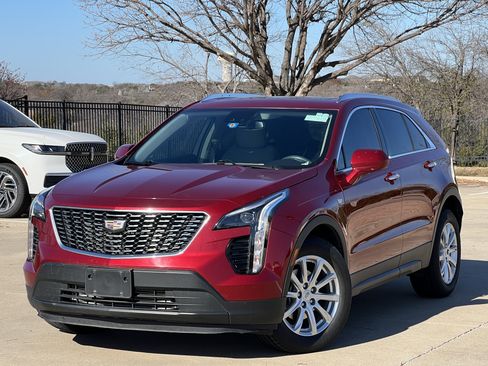 Used 2021 Cadillac XT4 Luxury w/ Cold Weather Package image 2