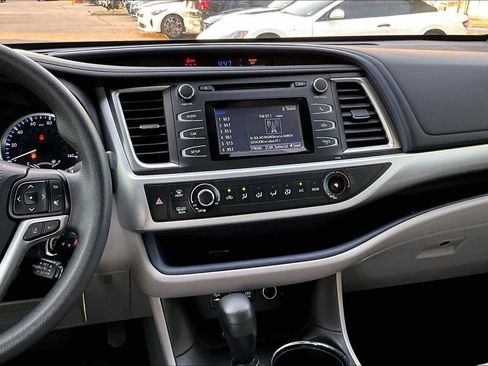Used 2017 Toyota Highlander LE image 7