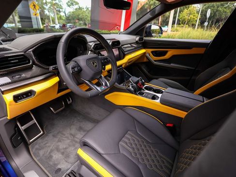 Used 2025 Lamborghini Urus SE AWD/4WD image 48