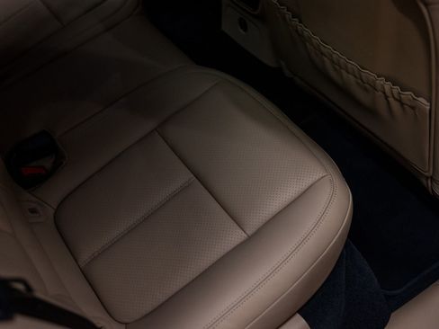 Certified 2024 Porsche Macan AWD/4WD image 37