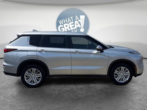 Used 2025 Mitsubishi Outlander ES AWD/4WD image 2