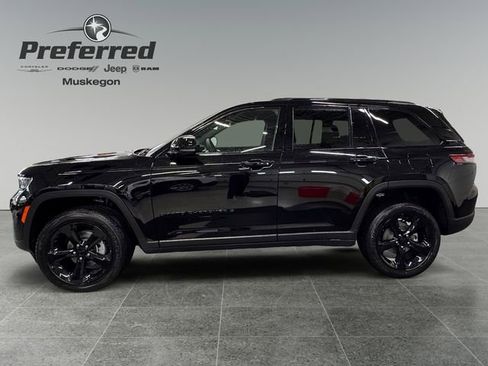 New 2025 Jeep Grand Cherokee Altitude AWD/4WD image 8