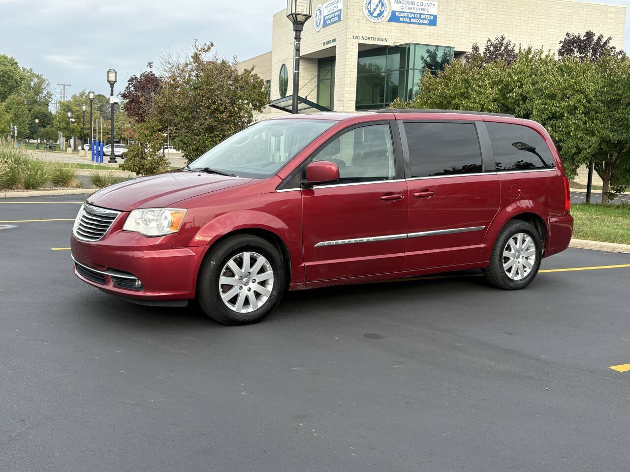Used 2014 Chrysler Town & Country Touring FWD image 1