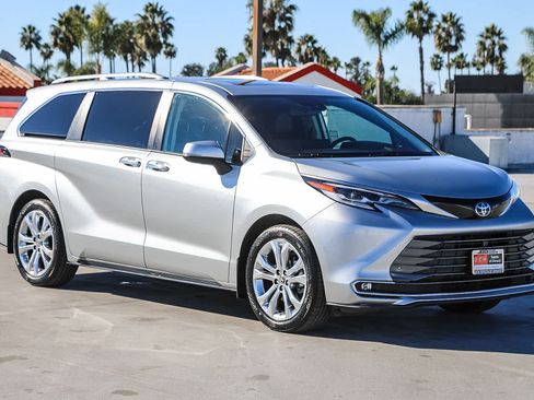 Certified 2023 Toyota Sienna Platinum image 5
