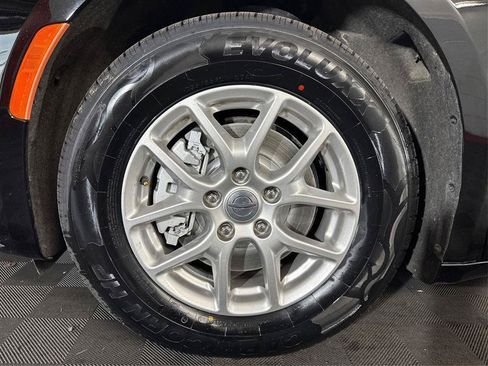 Used 2024 Chrysler Pacifica Touring-L FWD image 32