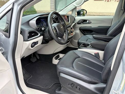 Used 2024 Chrysler Pacifica Touring-L FWD image 5