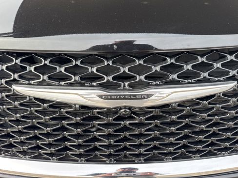 Used 2024 Chrysler Pacifica Touring-L image 13