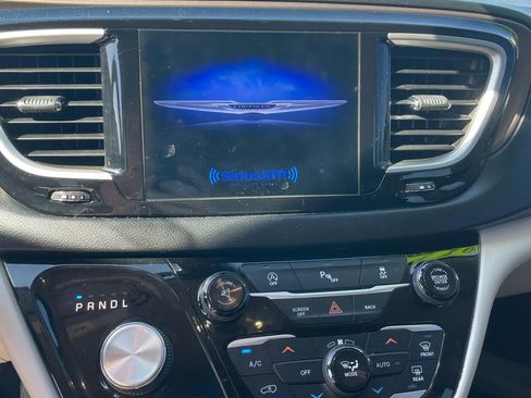 Used 2017 Chrysler Pacifica Touring-L FWD image 12