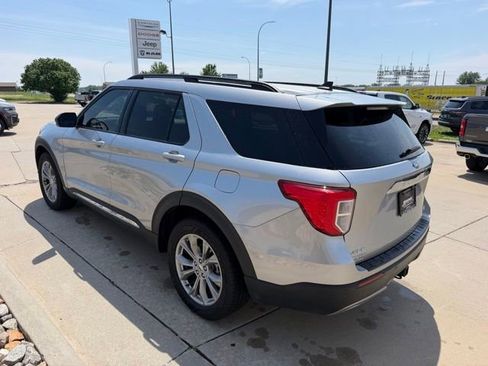 Used 2022 Ford Explorer XLT w/ Equipment Group 202A AWD/4WD image 8