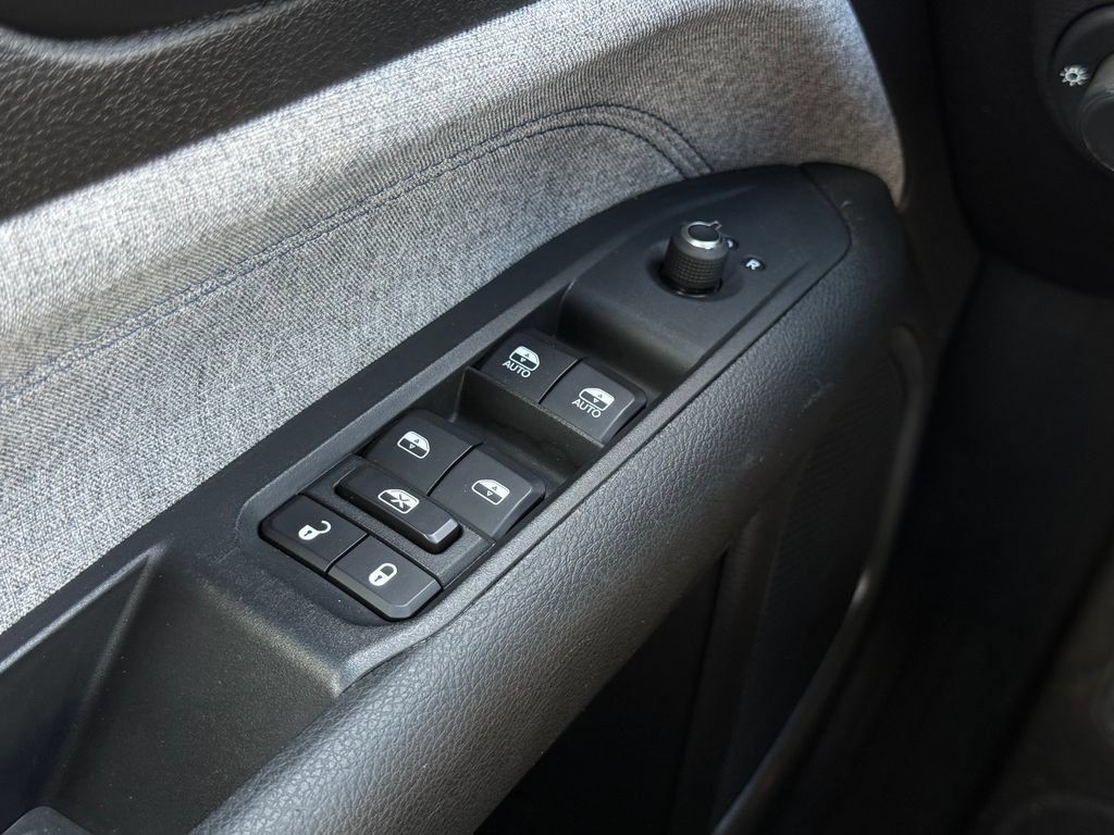 Used 2024 Jeep Compass Latitude AWD/4WD image 7