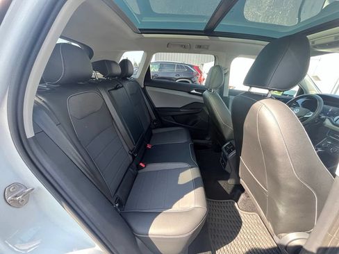 Certified 2022 Volkswagen Taos SE w/ Panoramic Sunroof Package AWD/4WD image 28