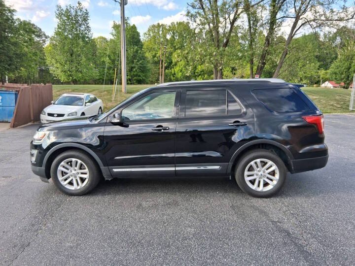 Used 2017 Ford Explorer XLT w/ Equipment Group 202A FWD image 8