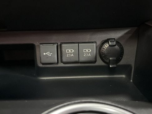 Used 2021 Toyota Highlander XLE AWD/4WD image 29