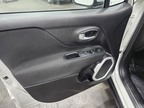 Used 2018 Jeep Renegade Latitude image 20