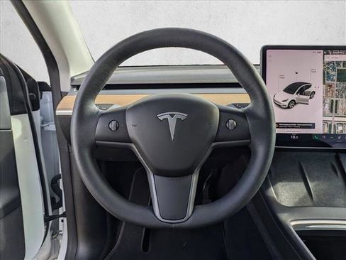 Used 2022 Tesla Model Y Long Range image 8