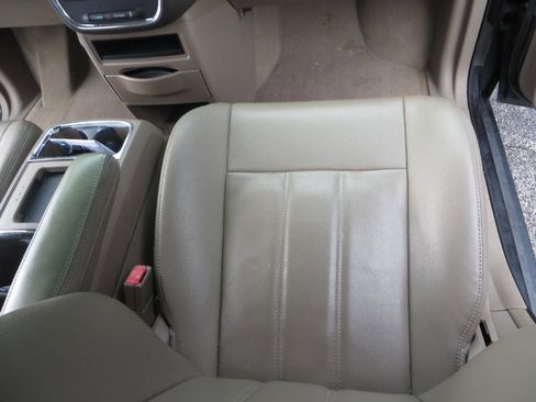 Used 2015 Chrysler Town & Country Touring w/ Driver Convenience Group image 29