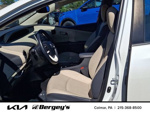 Used 2017 Toyota Prius Four FWD image 15