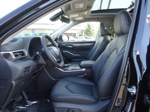 New 2026 Toyota Highlander Platinum AWD/4WD image 10