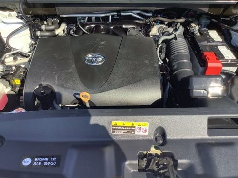 Used 2021 Toyota Highlander XLE AWD/4WD image 23
