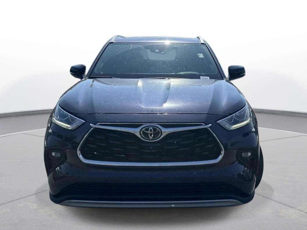 Used 2023 Toyota Highlander Platinum FWD image 3