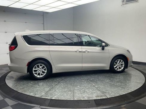 Used 2017 Chrysler Pacifica Touring FWD image 35