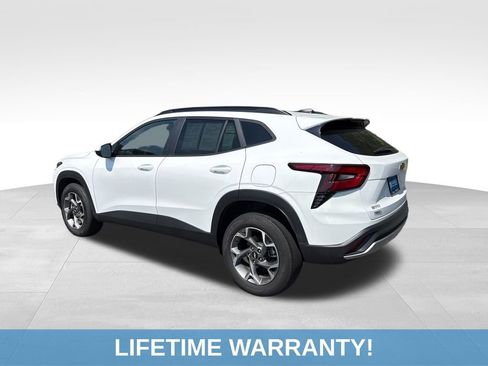 Used 2025 Chevrolet Trax LT FWD image 4